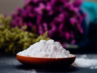 2、蒸煮揉捏，芋圆绝对更Q弹！,木薯粉是一种从热带植物的块根中提取的淀粉，神奇的是它在加水遇热煮熟后会呈现透明状，口感Q弹。价格倒是也挺便宜的。