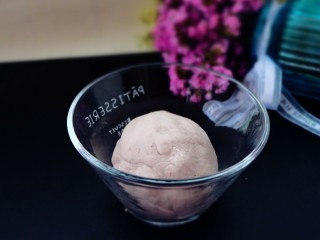 3、蒸煮揉捏，芋圆绝对更Q弹！,当两者成功揉捏融合成一坨紧实的面团，就预示着差不多了，已经快接近尾声了。