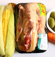 1、青橄榄鸡骨汤,备好材料