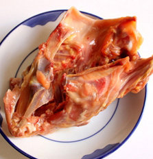 2、青橄榄鸡骨汤,鸡骨架去皮，去油脂，去肺，留骨架备用