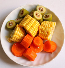 3、青橄榄鸡骨汤,红萝卜切段，玉米切段