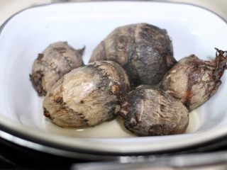 4、红枣芋头糖水,取出半熟芋头