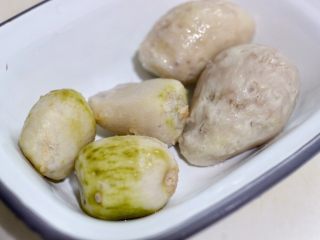 5、红枣芋头糖水,去皮