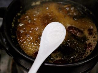 11、红枣芋头糖水,放小半勺淀粉，这样汤汁会粘稠