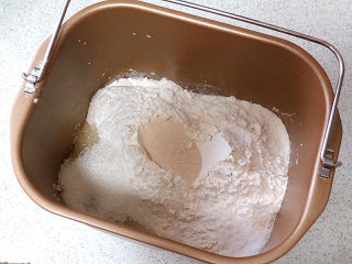 1、松软绵绵滴【可可双色面包】,将材料A除黄油外，按照先液体后粉类秩序放入面包桶内，选择和面程序，和面20分钟