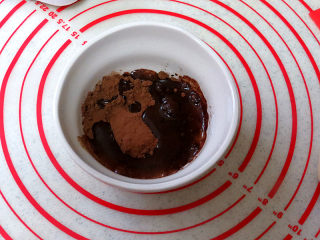 4、松软绵绵滴【可可双色面包】,把材料B中的可可粉与水混合