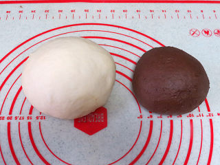 5、松软绵绵滴【可可双色面包】,面团按照6：4分成2份，混合好的可可加入到小份的面团中揉匀