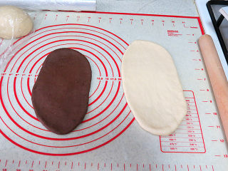 9、松软绵绵滴【可可双色面包】,松弛后的面团擀成椭圆形