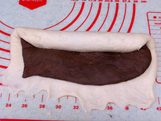 11、松软绵绵滴【可可双色面包】,自上而下卷起来