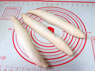 13、松软绵绵滴【可可双色面包】,三条全部完成，搓长后排在一起