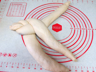 14、松软绵绵滴【可可双色面包】,将3条面团，一头捏紧如图编成辫子