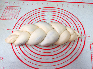 15、松软绵绵滴【可可双色面包】,尾端也捏紧