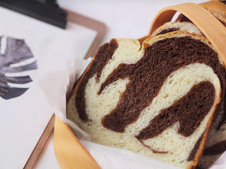 23、松软绵绵滴【可可双色面包】,成品