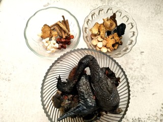 3、日食记之一枕黑甜~四物乌鸡加四君子,准备好材料后，把乌鸡放入锅中焯水。