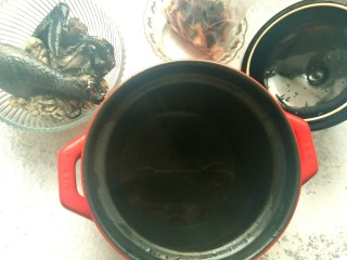 6、日食记之一枕黑甜~四物乌鸡加四君子,准备砂锅，放入葱姜，料酒，不放盐大火烧开，去表面浮沫，改小火炖一个小时。