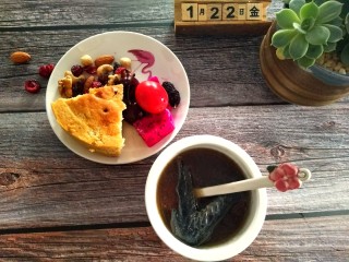 7、日食记之一枕黑甜~四物乌鸡加四君子,好了八珍乌鸡汤煲好了，女人例假过后就开始喝这个汤了，所以也可以配了一块自制红糖蛋糕????。