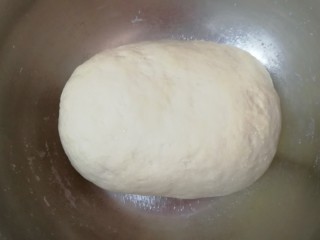 2、牛肉小笼包,分次加入温水和成面团，盖上保鲜膜发酵至两倍大。