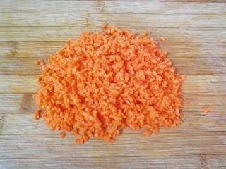 4、牛肉小笼包,胡萝卜洗干净剁碎。