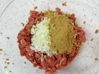 6、牛肉小笼包,大葱洗干净切成葱花放在肉馅上，放上十三香。