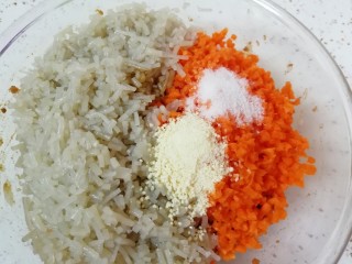 9、牛肉小笼包,加入之前剁好的粉条和胡萝卜，放盐、鸡精和生抽搅拌均匀。