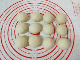 14、牛肉小笼包,分成大小一致的小剂子。