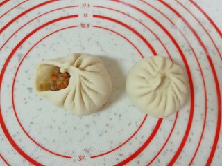 16、牛肉小笼包,顺着一个方向捏出褶子最后旋转收口，一个小笼包就包好了。