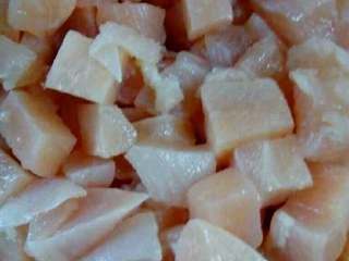 1、家庭版【宫保鸡丁】,准备好的鸡肉切成块。