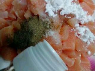 2、家庭版【宫保鸡丁】,切好装到盘子里，放适量盐、胡椒粉、嫩肉粉、料酒拌匀腌制几分钟。