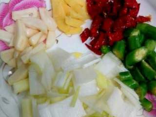 3、家庭版【宫保鸡丁】,准备好的配料都切好。