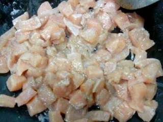 4、家庭版【宫保鸡丁】,锅里放适量油把腌制好的鸡肉放进去翻炒。