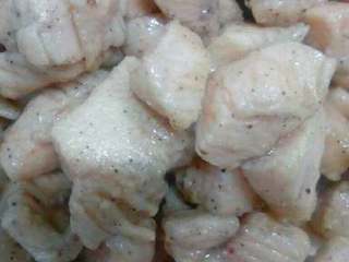 5、家庭版【宫保鸡丁】,变色后盛出备用。