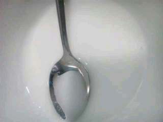 6、家庭版【宫保鸡丁】,用适量生粉加适量水调成水淀粉备用。