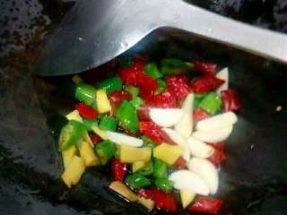 7、家庭版【宫保鸡丁】,锅里放适量油吧姜，蒜辣椒都放进炒香。