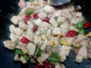 8、家庭版【宫保鸡丁】,放入炒过的鸡肉。