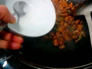 11、家庭版【宫保鸡丁】,在倒入水淀粉勾芡。