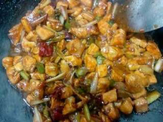 12、家庭版【宫保鸡丁】,翻炒均匀后出锅。