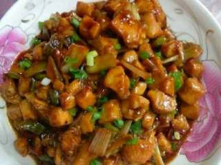 13、家庭版【宫保鸡丁】,好了盛出撒上葱花。