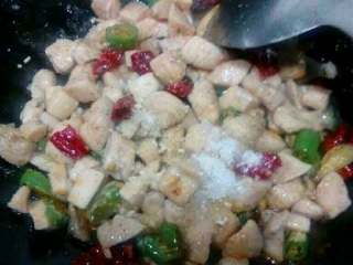 9、家庭版【宫保鸡丁】,在加适量醋，糖和盐调味（糖可以多加一点）。