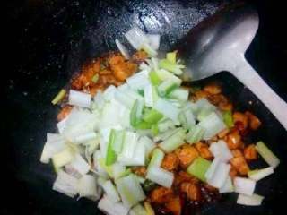 10、家庭版【宫保鸡丁】,在放入大葱。