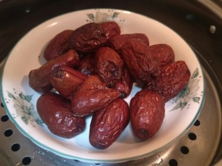 1、红糖枣泥蛋糕,取150克和田大枣。