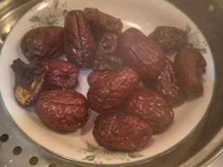2、红糖枣泥蛋糕,蒸锅蒸20分钟。蒸红枣软烂去核