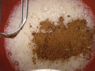 10、红糖枣泥蛋糕,30g红糖分两次加入