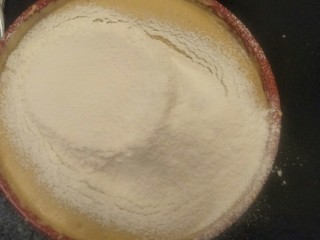 14、红糖枣泥蛋糕,慢慢拌入蛋黄中