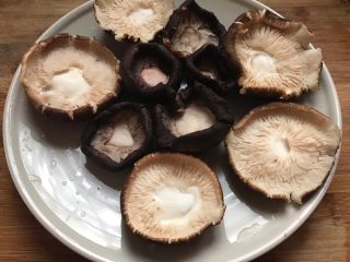 1、香菇酿肉,香菇去除根后洗净,香菇容易吸水,为防止油煎时油星四溅,最好把水份挤出来。