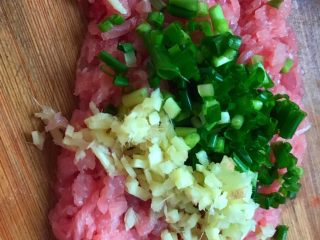 2、香菇酿肉,猪肉剁碎,为了入味,将葱、姜混合在肉里一块剁。