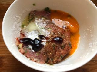 3、香菇酿肉,猪肉剁碎后加入少量淀粉、盐、生抽、料酒,一个鸡蛋,并沿着一个方向搅拌均匀,放置二十分钟左右入味。