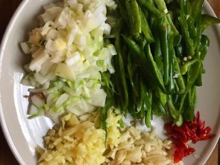 4、香菇酿肉,葱、姜、蒜、切末,干辣椒切丝并去籽,备用。