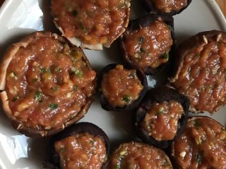 5、香菇酿肉,肉腌制好后填充到香菇里。