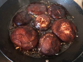 6、香菇酿肉,平底锅内放油烧热(尽量多放),将填满肉馅的香菇放入煎制,先煎有肉馅的那一面。