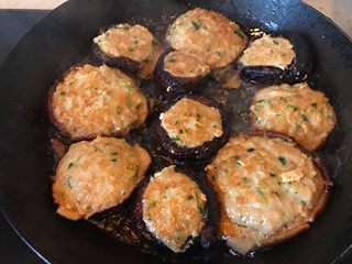 7、香菇酿肉,煎制的过程中摇晃平底锅让香菇移动防治黏锅,肉馅煎至金黄后翻面。